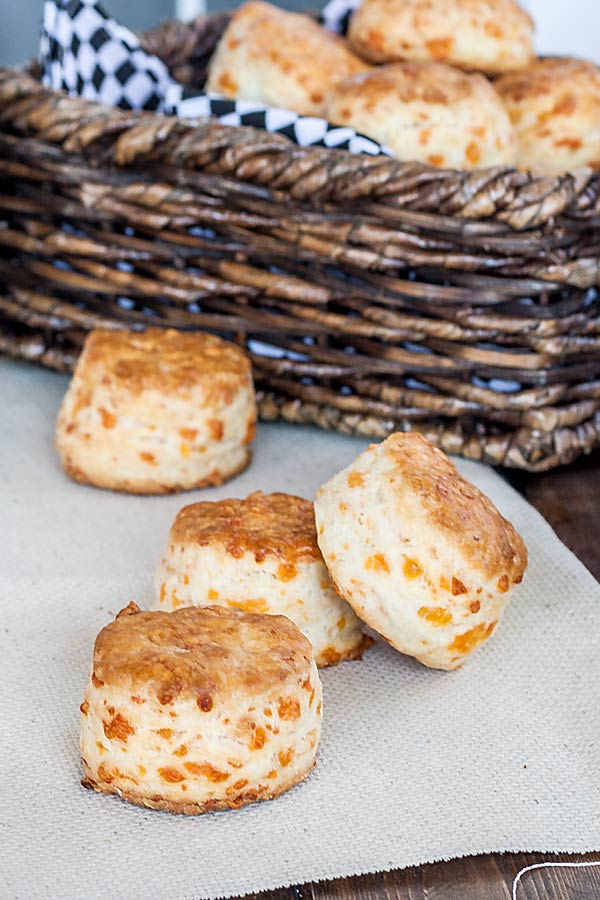 These delicious biscuits, super flaky and tender, made with buttermilk and cheddar cheese will turn out to be the perfect snack and even breakfast.