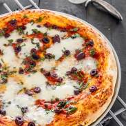 Very easy and delicious pizza recipe, a variation of Margherita pizza