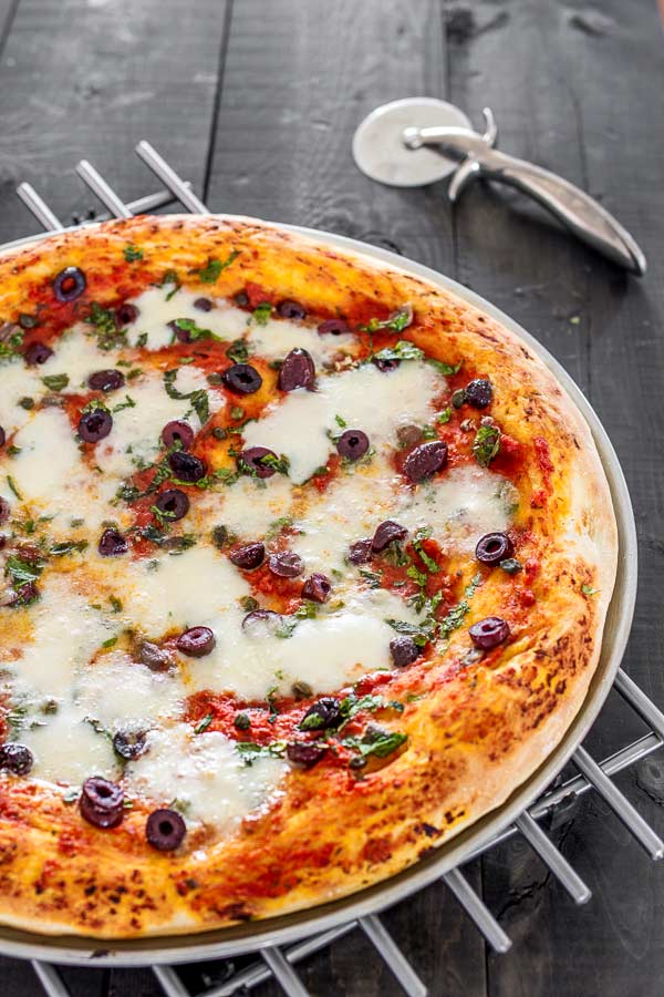 Very easy and delicious pizza recipe, a variation of Margherita pizza