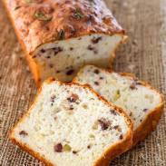 Quick thyme and cheese bread without yeast