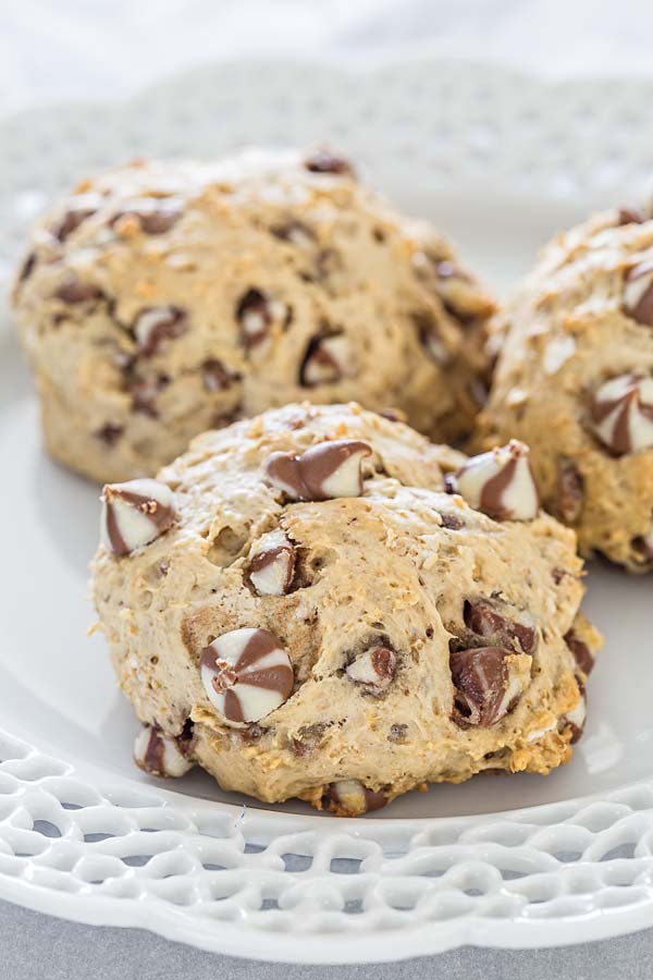 These banana and oatmeal cookies packed with chocolate chips are the perfect mix of crunchy and chewy with perfectly crisp edges and a fluffy center.