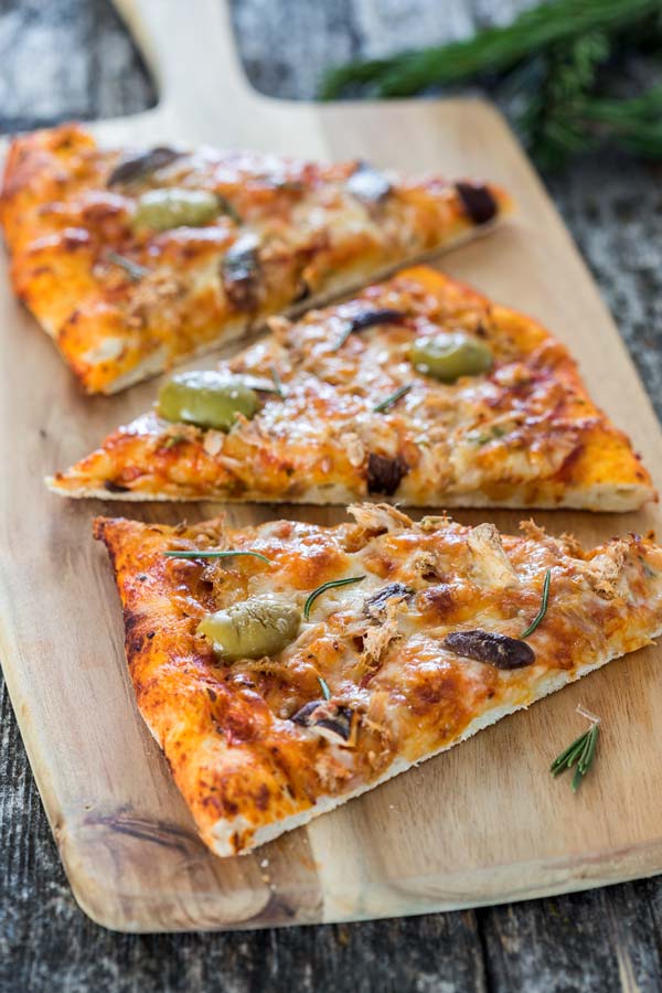 Delicious home-made pizza recipe with tuna flakes and anchovies, paired with your favorite cerveza... the perfect lunch.