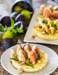 Mascarpone mini fig tarts with pistachios